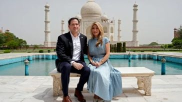 Rubio vizitează împreună cu soţia sa, Jeanette, Taj Mahalul, în momentul unei intensificări a negocierilor SUA cu Iranul