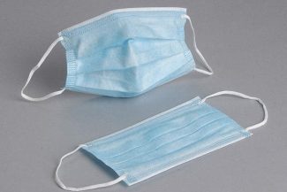 O femeie şi un bărbat, trimişi în judecată pentru înşelăciune comisă în pandemie / Au luat bani de la trei firme din Bihor, pentru măşti şi alte materiale de protecţie / Au livrat calitate inferioară şi cantităţi mult mai mici decât cele promise