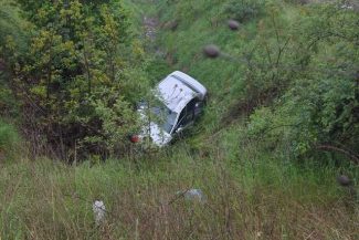 Neamţ: Două adolescente şi un tânăr, răniţi după ce au căzut cu maşina într-un canal cu o adâncime de 5 metri/ Autoturismul era condus de una dintre fete, în vârstă de 16 ani, deşi nu are permis auto