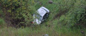 Neamţ: Două adolescente şi un tânăr, răniţi după ce au căzut cu maşina într-un canal cu o adâncime de 5 metri/ Autoturismul era condus de una dintre fete, în vârstă de 16 ani, deşi nu are permis auto