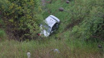 Neamţ: Două adolescente şi un tânăr, răniţi după ce au căzut cu maşina într-un canal cu o adâncime de 5 metri/ Autoturismul era condus de una dintre fete, în vârstă de 16 ani, deşi nu are permis auto