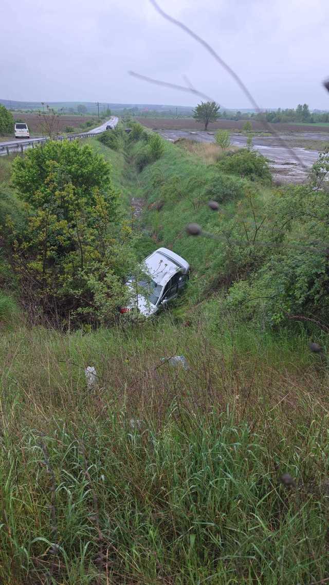 Neamţ: Două adolescente şi un tânăr, răniţi după ce au căzut cu maşina într-un canal cu o adâncime de 5 metri/ Autoturismul era condus de una dintre fete, în vârstă de 16 ani, deşi nu are permis auto