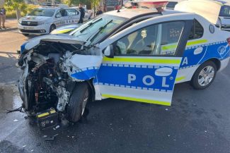 Dolj: Un şofer care a refuzat să oprească la semnal a lovit o maşină de poliţie care a încercat să îl prindă / Un poliţist a fost rănit în urma evenimentului / Şoferul şi pasagerul au încercat să fugă, fiind imobilizaţi de poliţişti