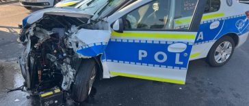 Dolj: Un şofer care a refuzat să oprească la semnal a lovit o maşină de poliţie care a încercat să îl prindă / Un poliţist a fost rănit în urma evenimentului / Şoferul şi pasagerul au încercat să fugă, fiind imobilizaţi de poliţişti