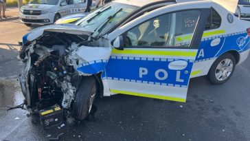 Dolj: Un şofer care a refuzat să oprească la semnal a lovit o maşină de poliţie care a încercat să îl prindă / Un poliţist a fost rănit în urma evenimentului / Şoferul şi pasagerul au încercat să fugă, fiind imobilizaţi de poliţişti