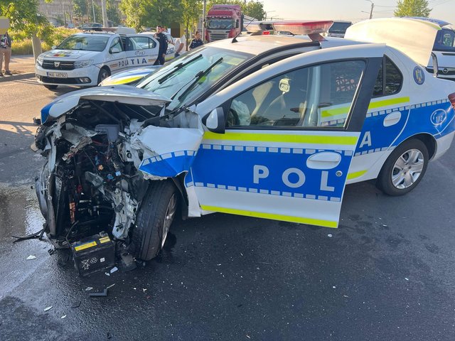 Dolj: Un şofer care a refuzat să oprească la semnal a lovit o maşină de poliţie care a încercat să îl prindă / Un poliţist a fost rănit în urma evenimentului / Şoferul şi pasagerul au încercat să fugă, fiind imobilizaţi de poliţişti