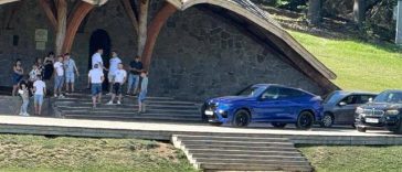 Harghita: Dosar care vizează profanarea lăcaşurilor de cult, după ce trei şoferi au parcat maşinile lângă altarul amenajat pentru Rusaliile catolice, la Şumuleu Ciuc