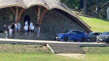 Harghita: Dosar care vizează profanarea lăcaşurilor de cult, după ce trei şoferi au parcat maşinile lângă altarul amenajat pentru Rusaliile catolice, la Şumuleu Ciuc
