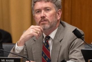 Trump reuşeşte să-şi mai elimine un critic republican din Congres. Thomas Massie a fost învins de candidatul susţinut de preşedinte în alegerile din Kentucky / Alte rezultate ale alegerilor primare care au avut loc marţi
