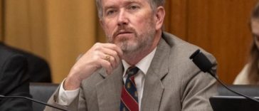 Trump reuşeşte să-şi mai elimine un critic republican din Congres. Thomas Massie a fost învins de candidatul susţinut de preşedinte în alegerile din Kentucky / Alte rezultate ale alegerilor primare care au avut loc marţi
