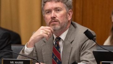 Trump reuşeşte să-şi mai elimine un critic republican din Congres. Thomas Massie a fost învins de candidatul susţinut de preşedinte în alegerile din Kentucky / Alte rezultate ale alegerilor primare care au avut loc marţi