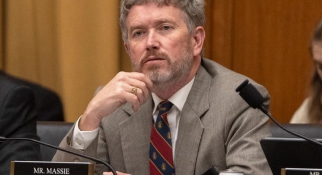 Trump reuşeşte să-şi mai elimine un critic republican din Congres. Thomas Massie a fost învins de candidatul susţinut de preşedinte în alegerile din Kentucky / Alte rezultate ale alegerilor primare care au avut loc marţi