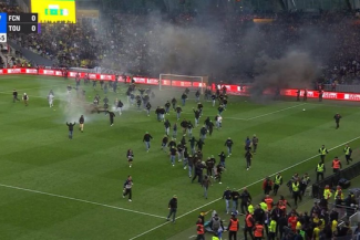Ligue 1: Terenul invadat, fumigene… Meciul Nantes – Toulouse a fost suspendat – VIDEO