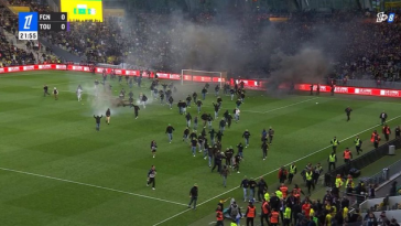 Ligue 1: Terenul invadat, fumigene… Meciul Nantes – Toulouse a fost suspendat – VIDEO