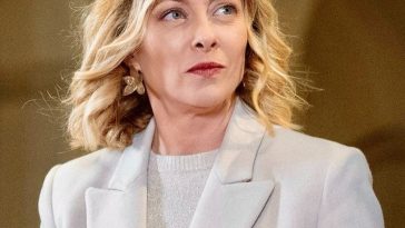 Giorgia Meloni merge duminică la Modena, după ce un bărbat a intrat cu maşina într-o mulţime