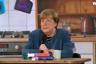 Merkel critică, într-un interviu la WDR, lipsa eforturilor diplomatice ale Uniunii Europene cu Rusia. ”Şi noi contăm”, ”nu este suficient” ca doar Trump să menţină contactul cu Rusia. Nici prin cap nu i-ar fi trecut să trimită un mediator la Minsk