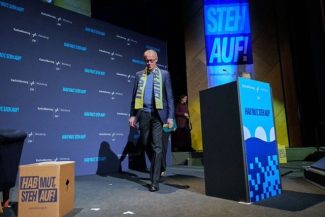 Merz îi sfătuieşte, în plin conflict cu Trump, pe tineri să nu se ducă la studii şi să muncească în SUA. ”Acolo s-a dezvoltat dintr-o dată o anumită atmosferă socială”. El se declară un ”mare admirator” al SUA, dar admiraţia ”nu(-i) creşte în acest moment