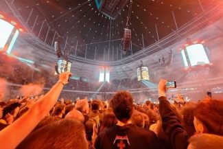 Metallica la Bucureşti – James Hetfield: “Toţi faceţi parte din familia Metallica! Fiţi buni unii cu alţii!”/ Robert Trujillo a interpretat, în română, “Cine eşti tu, oare?” a formaţiei Compact/ FOTO