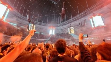 Metallica la Bucureşti – James Hetfield: “Toţi faceţi parte din familia Metallica! Fiţi buni unii cu alţii!”/ Robert Trujillo a interpretat, în română, “Cine eşti tu, oare?” a formaţiei Compact/ FOTO
