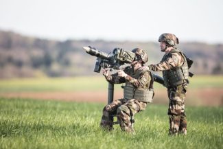 MApN anunţă semnarea unor contracte de aproape 700 de milioane de euro fără TVA în cadrul programului SAFE, pentru achiziţionarea de drone, echipamente militare, rachete şi muniţie