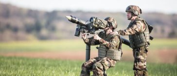 MApN anunţă semnarea unor contracte de aproape 700 de milioane de euro fără TVA în cadrul programului SAFE, pentru achiziţionarea de drone, echipamente militare, rachete şi muniţie