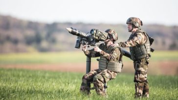 MApN anunţă semnarea unor contracte de aproape 700 de milioane de euro fără TVA în cadrul programului SAFE, pentru achiziţionarea de drone, echipamente militare, rachete şi muniţie