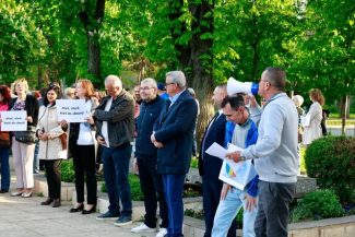 Miting de susţinere a premierului Ilie Bolojan, în faţa Prefecturii Buzău/ Participanţii au avut mesaje precum ”Nu vă fie frică, moţiunea pică!” – FOTO