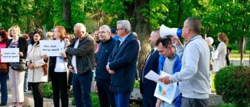 Miting de susţinere a premierului Ilie Bolojan, în faţa Prefecturii Buzău/ Participanţii au avut mesaje precum ”Nu vă fie frică, moţiunea pică!” – FOTO