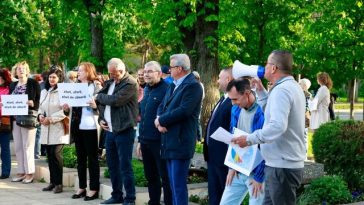 Miting de susţinere a premierului Ilie Bolojan, în faţa Prefecturii Buzău/ Participanţii au avut mesaje precum ”Nu vă fie frică, moţiunea pică!” – FOTO