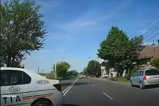 Mureş: Autospecială a Poliţiei, filmată în timp ce întoarce încălcând marcajul dublu continuu/ Explicaţiile instituţiei – FOTO, VIDEO