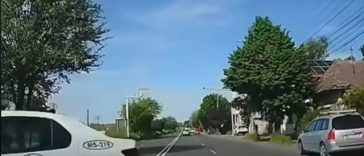 Mureş: Autospecială a Poliţiei, filmată în timp ce întoarce încălcând marcajul dublu continuu/ Explicaţiile instituţiei – FOTO, VIDEO