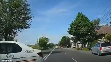 Mureş: Autospecială a Poliţiei, filmată în timp ce întoarce încălcând marcajul dublu continuu/ Explicaţiile instituţiei – FOTO, VIDEO