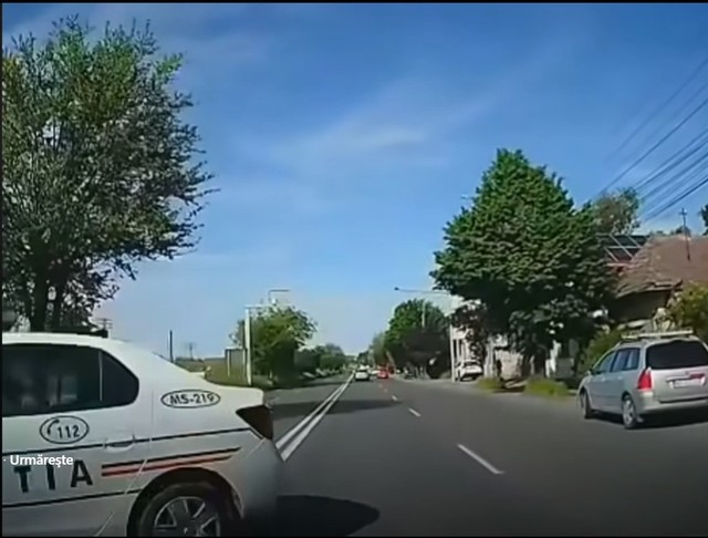 Mureş: Autospecială a Poliţiei, filmată în timp ce întoarce încălcând marcajul dublu continuu/ Explicaţiile instituţiei – FOTO, VIDEO