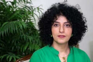Narges Mohammadi, laureată a Premiului Nobel, se află într-un spital din Iran după o „criză cardiacă” / A fost transferată din închisoare la unitatea medicală