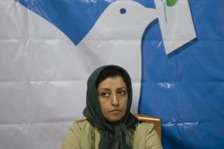 Narges Mohammadi, laureată iraniană a Premiului Nobel pentru Pace, a fost eliberată pe cauţiune şi transferată la spital, fiind într-o stare foarte precară de sănătate