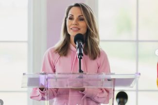 Trump numeşte un medic colaborator la Fox News, Nicole Saphier, în funcţia de chirurg general al Statelor Unite. Preşedintele îşi retrage propunerea iniţială, Casey Means, ceea ce reprezintă un eşec pentru secretarul sănătăţii Kennedy
