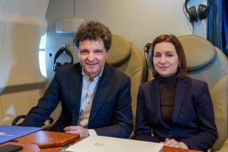 Maia Sandu şi Nicuşor Dan merg cu acelaşi avion spre Erevan, unde vor participa la summitul Comunităţii Politice Europene – FOTO