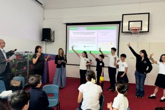 ALT text imagine: elevi participând la o lecție interactivă despre medicamente susținută de UNIFARM