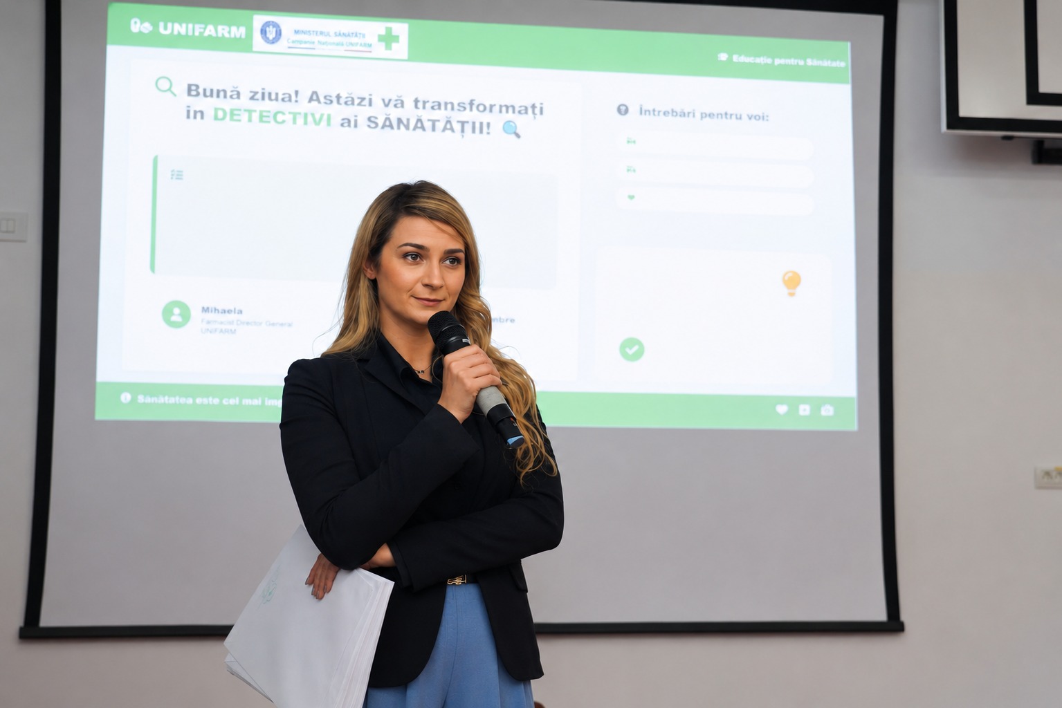 reprezentant Unifarm, explicand o lecție interactivă elevilor despre medicamente, suplimente și alegeri corecte pentru sănătate, alături de Laude-Reut.