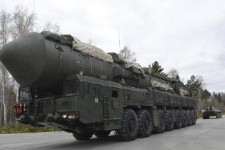 Rusia difuzează imagini cu soldaţi încărcând ogive nucleare în lansatoare mobile de rachete – VIDEO