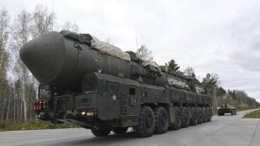 Rusia difuzează imagini cu soldaţi încărcând ogive nucleare în lansatoare mobile de rachete – VIDEO