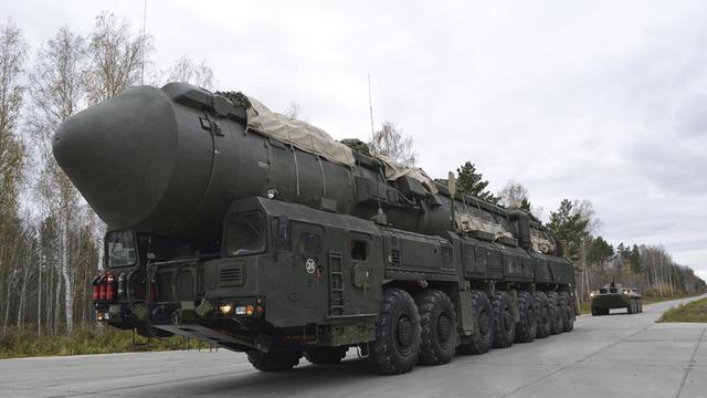 Rusia difuzează imagini cu soldaţi încărcând ogive nucleare în lansatoare mobile de rachete – VIDEO