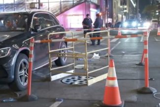 O femeie moare la New York, căzând de la trei metri înălţime într-un canal tehnic, printr-o trapă în drum, după ce a coborât din maşină, parcată în Manhattan