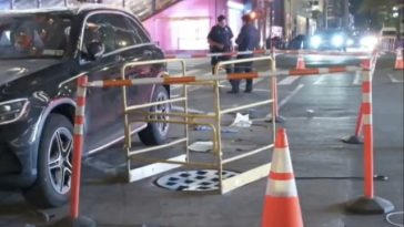 O femeie moare la New York, căzând de la trei metri înălţime într-un canal tehnic, printr-o trapă în drum, după ce a coborât din maşină, parcată în Manhattan