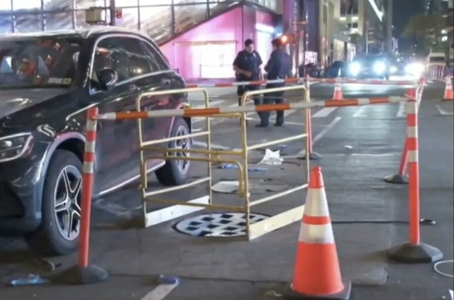 O femeie moare la New York, căzând de la trei metri înălţime într-un canal tehnic, printr-o trapă în drum, după ce a coborât din maşină, parcată în Manhattan