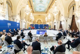 Declaraţia Comună a Summitului B9 şi al Aliaţilor Nordici de la Bucureşti: Rusia este şi va rămâne cea mai semnificativă şi directă ameninţare pe termen lung / NATO trebuie să se concentreze asupra apărării colective / Ungaria, abţinere constructivă