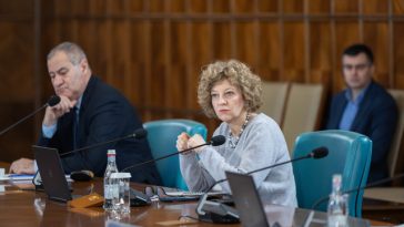 Oana Gheorghiu: Doresc să îmi cer scuze public faţă de acei parlamentari pe care i-am inoportunat permiţându-mi aroganţa de a le transmite un e-mail prin care i-am invitat să voteze conform propriei conştiinţe, nu conform ordinului de la şeful de partid