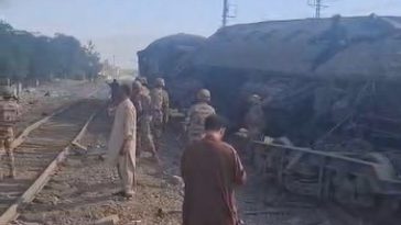 Pakistan: Cel puţin 24 de morţi într-un atac cu bombă asupra unui tren