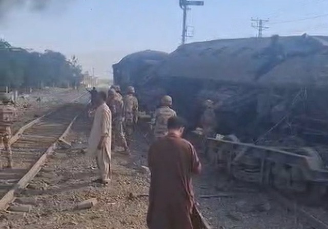 Pakistan: Cel puţin 24 de morţi într-un atac cu bombă asupra unui tren