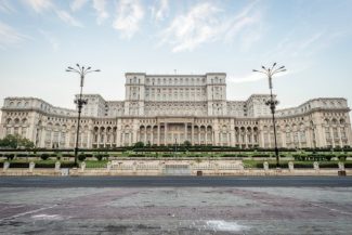 Faţada principală a Palatului Parlamentului, iluminată în culorile roşu şi albastru, la 40 de ani de când Steaua a câştigat Cupa Campionilor Europeni